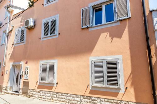 Sunny Old Town Apartment