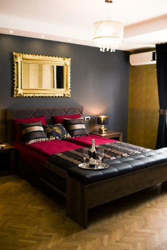 Golden Mirror Apartment