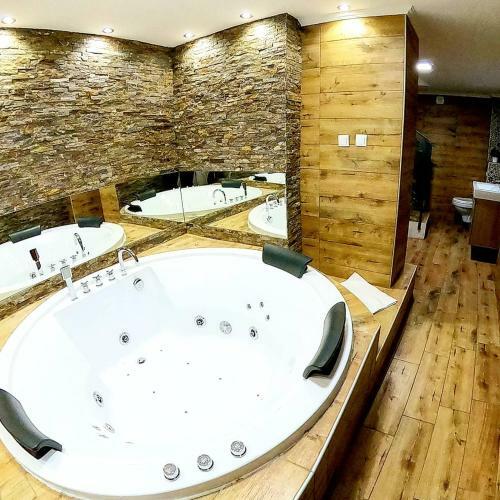 Canti Jacuzzi Apartments