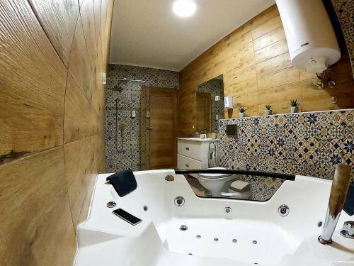 Canti Jacuzzi Apartments
