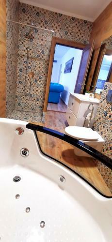 Canti Jacuzzi Apartments