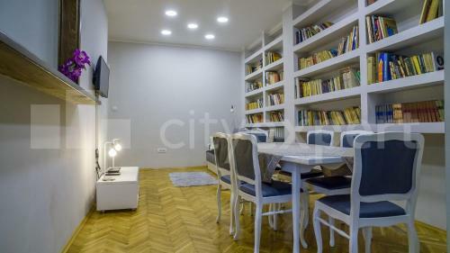 Downtown Apartment In Walk Zone With 3 Bedrooms And Garage