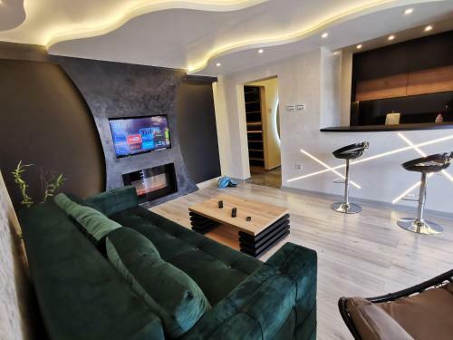 Brend New Luxurious Apartment In Center With Parking Spot