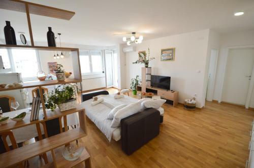 Shine24 - Spacious And Bright Apartment - New