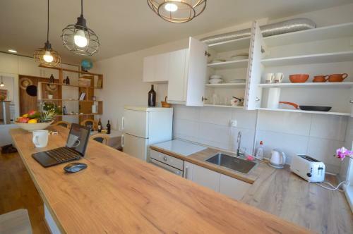 Shine24 - Spacious And Bright Apartment - New