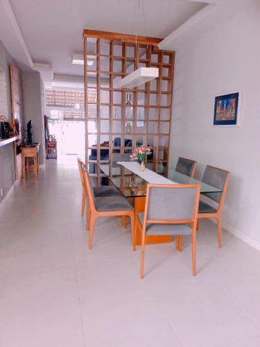 Casa 3 Suites Ar/piscina/churrasqueira