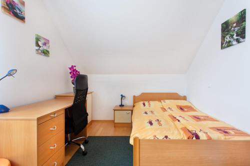 Room With Private Bathroom, Orchid Room