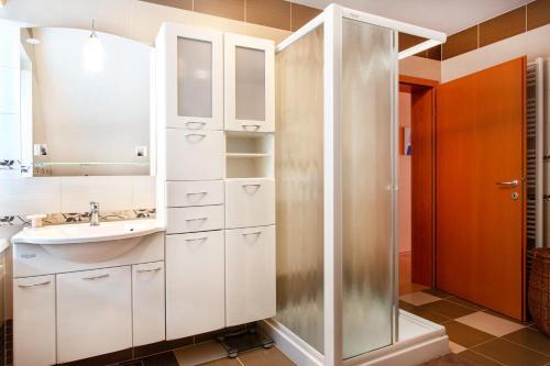 Room With Private Bathroom, Orchid Room