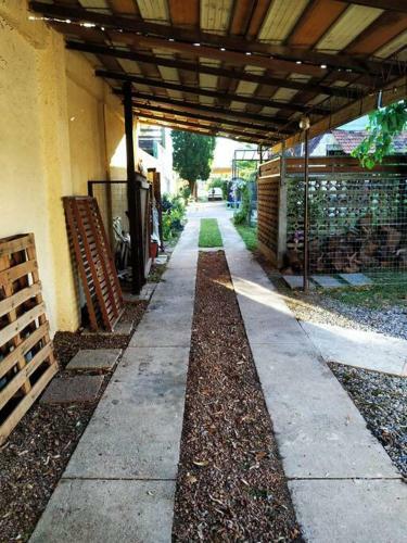 Apartamento Casa de Huespedes Al Fondo Con Cochera Techada