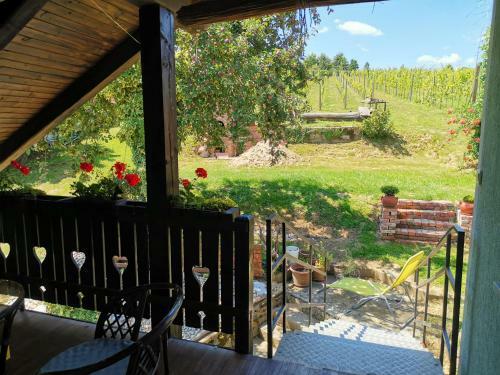 Hostal Apartma Med Vinogradi