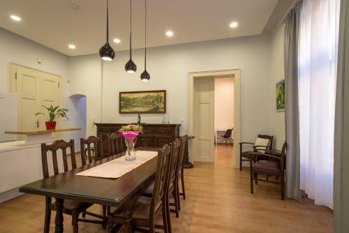Luxurious Style Apartment At The City Center