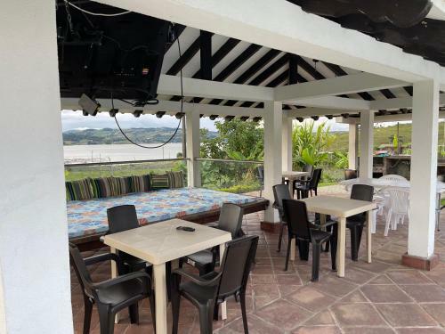 Lake House Calima