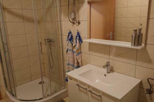 Apartamento Litija: V Zelenem Objemu Reke Save