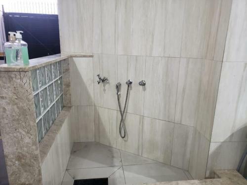 100 M Da Praia Central, Apartamento Com Ar-condicionado E Garagem!