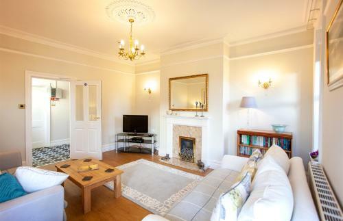 Bed & Breakfast The Castleton Hotel