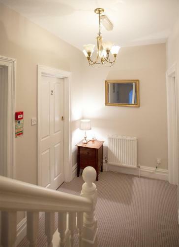 Bed & Breakfast The Castleton Hotel