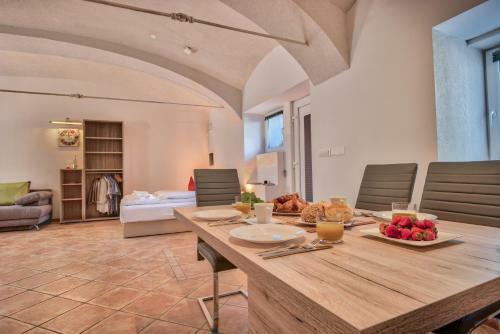 Apartment Pod Velbi