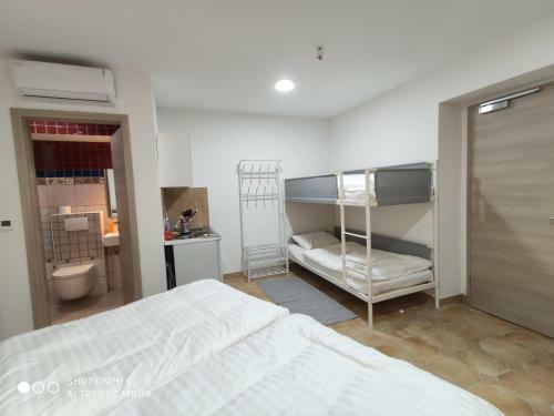Hostal Aparthotel Cross Street 4