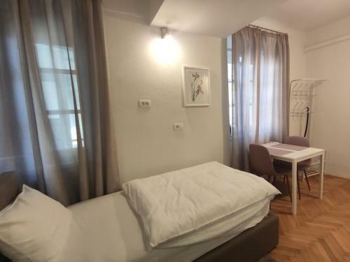 Hostal Aparthotel Cross Street 4