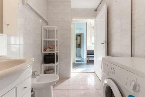 Quiet Apartment With Garden + Parking