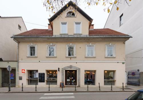 Albergue Royal Rooms***