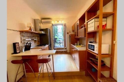 Urban View Apartment With Free Parking