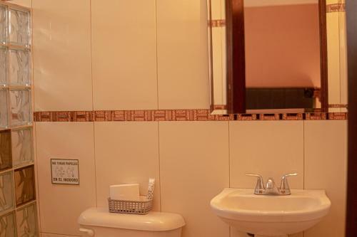Hotel Orquidea Limon Suites