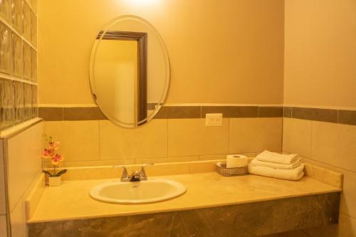 Hotel Orquidea Limon Suites