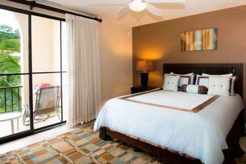 Colorfully Decorated 3rd-floor Unit Overlooking Pool At Pacifico In Coco