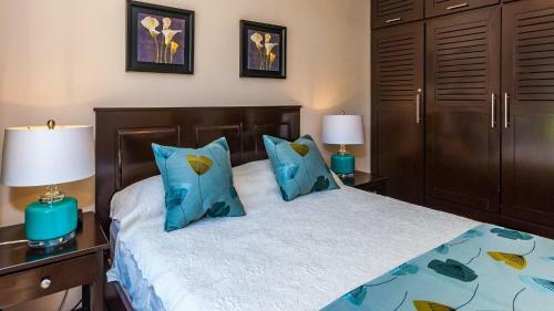 2-bedroom, 2-bath Condo Near Beach