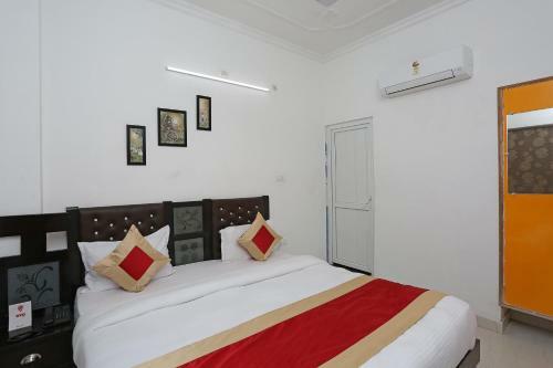 Oyo 11306 Ss Hotel