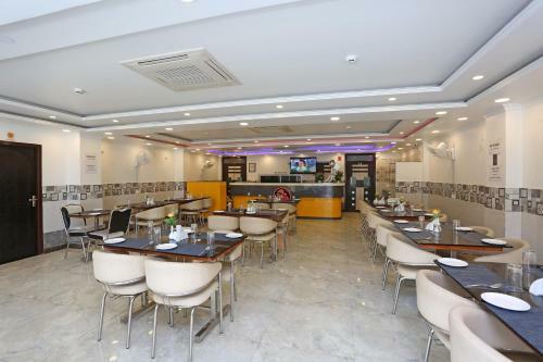 Oyo 11306 Ss Hotel