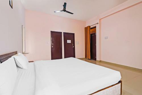 Collection O 83142 Hotel Hari Om Inn