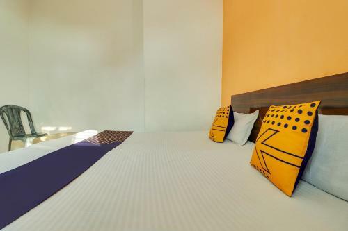 Spot On 43885 Hotel Laxmi Narayan