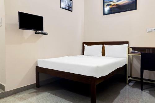 Spot On 82287 Hotel Gold Stone