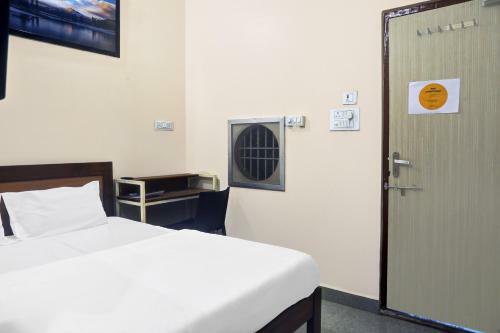 Spot On 82287 Hotel Gold Stone
