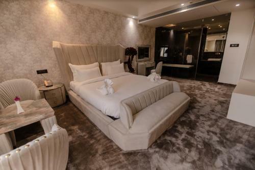 Hotel Shawn Elizey