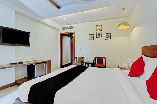 Hotel Capital O 81651 City Palace