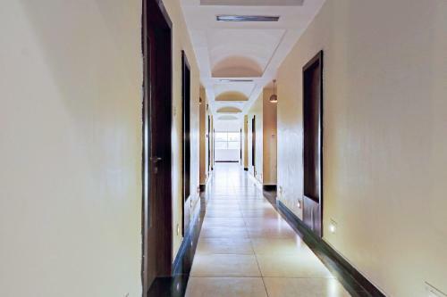 Hotel Capital O 81651 City Palace