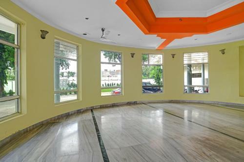 Capital O 82005 Hotel Shree Villa