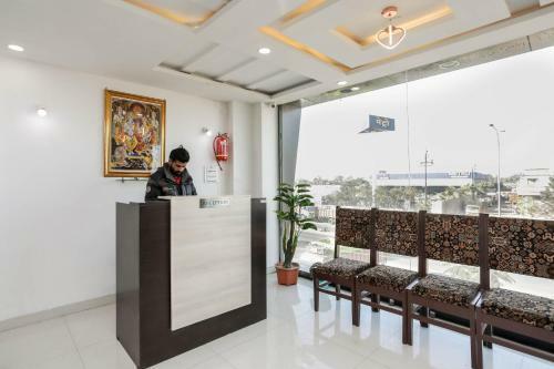 Vaccinated Staff - Oyo 28790 Hotel Metro