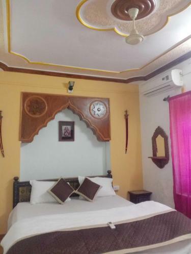 Bed & Breakfast Hotel Sandview And Safari Camp