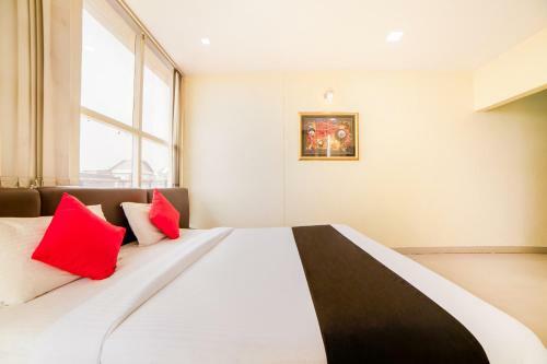 Hotel Vaccinated Staff- Capital O 62166 Raaga Grand