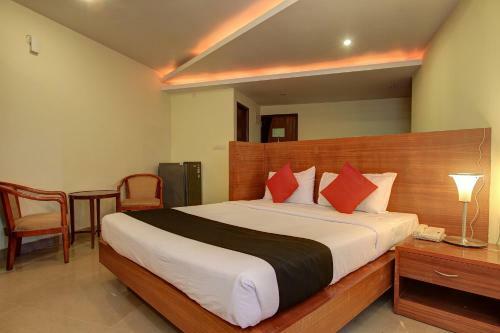 Hotel Vaccinated Staff- Capital O 62166 Raaga Grand