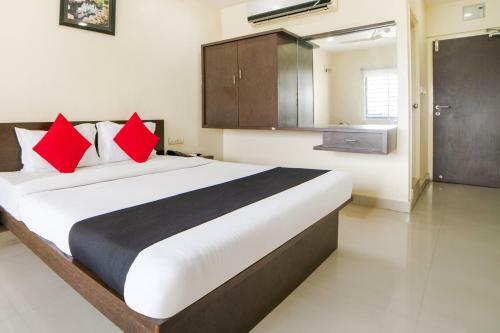 Hotel Vaccinated Staff- Capital O 62166 Raaga Grand