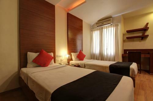 Hotel Vaccinated Staff- Capital O 62166 Raaga Grand