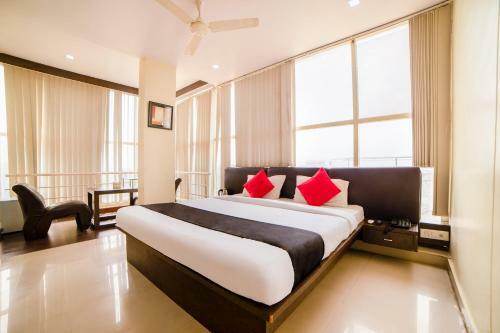 Hotel Vaccinated Staff- Capital O 62166 Raaga Grand
