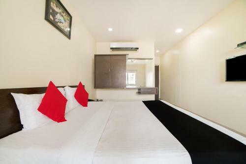 Hotel Vaccinated Staff- Capital O 62166 Raaga Grand