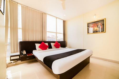 Hotel Vaccinated Staff- Capital O 62166 Raaga Grand