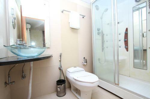Hotel Vaccinated Staff- Capital O 62166 Raaga Grand